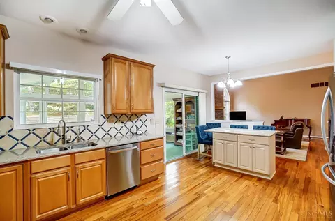 Kitchen - 4525 Hampton Pointe Dr, Cincinnati, OH 45248 photo 6 of 7