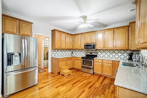 Kitchen - 4525 Hampton Pointe Dr, Cincinnati, OH 45248 photo 4 of 7