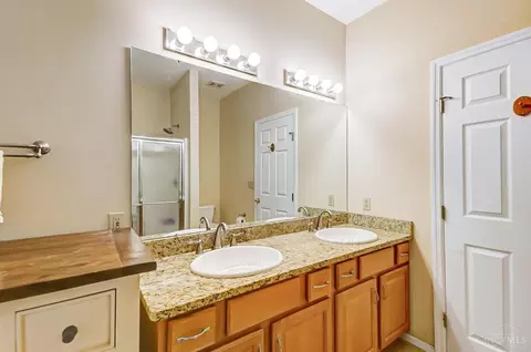 Bath - 4525 Hampton Pointe Dr, Cincinnati, OH 45248 photo 2 of 6