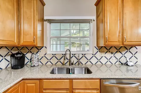 Kitchen - 4525 Hampton Pointe Dr, Cincinnati, OH 45248 photo 7 of 7