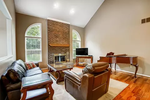 Living - 4525 Hampton Pointe Dr, Cincinnati, OH 45248 photo 3 of 4