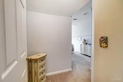 Entry Way - 4525 Hampton Pointe Dr, Cincinnati, OH 45248 photo 5 of 6