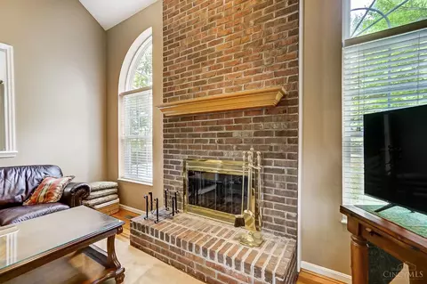 Living - 4525 Hampton Pointe Dr, Cincinnati, OH 45248 photo 2 of 4