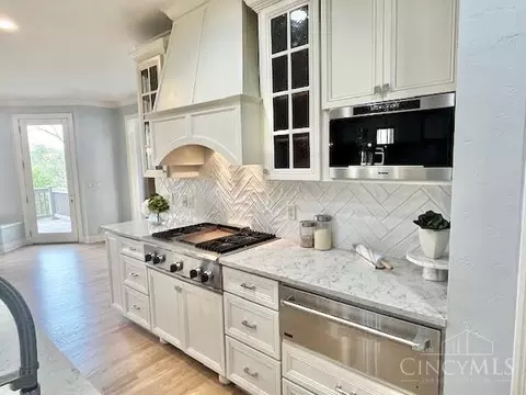 Kitchen - 1080 River Forest Dr, Hamilton Township, OH 45039 photo 5 of 10