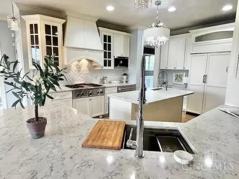 Kitchen - 1080 River Forest Dr, Hamilton Township, OH 45039 photo 2 of 10