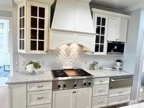 Kitchen - 1080 River Forest Dr, Hamilton Township, OH 45039 photo 3 of 10