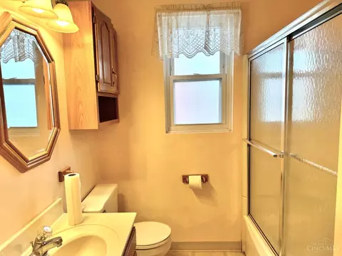 Bath - 892 Beech Ave, Cincinnati, OH 45205 photo 4 of 4