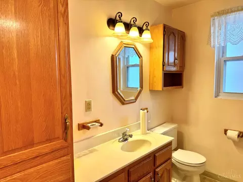 Bath - 892 Beech Ave, Cincinnati, OH 45205 photo 3 of 4
