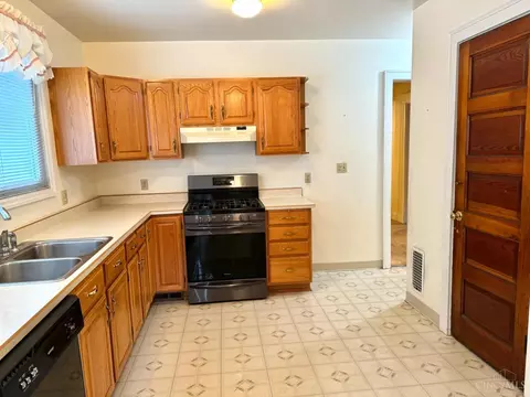 Kitchen - 892 Beech Ave, Cincinnati, OH 45205 photo 2 of 3