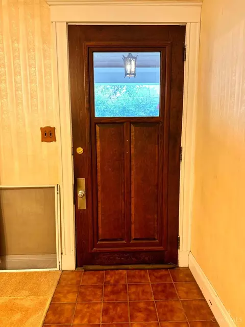 Entry Way - 892 Beech Ave, Cincinnati, OH 45205 photo 2 of 3