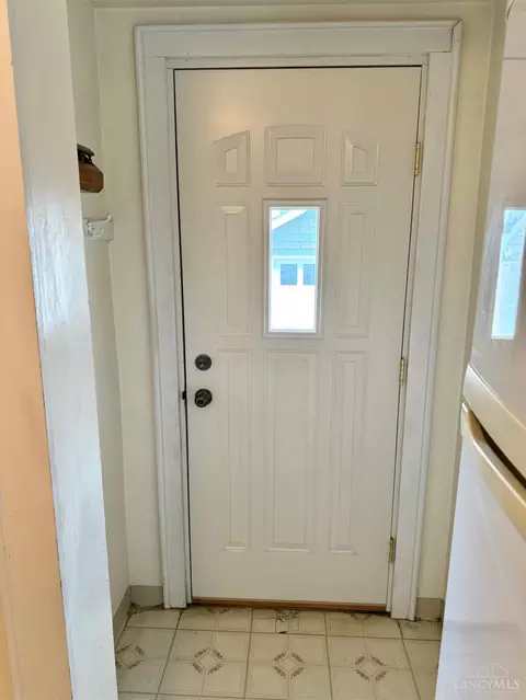 Entry Way - 892 Beech Ave, Cincinnati, OH 45205 photo 3 of 3