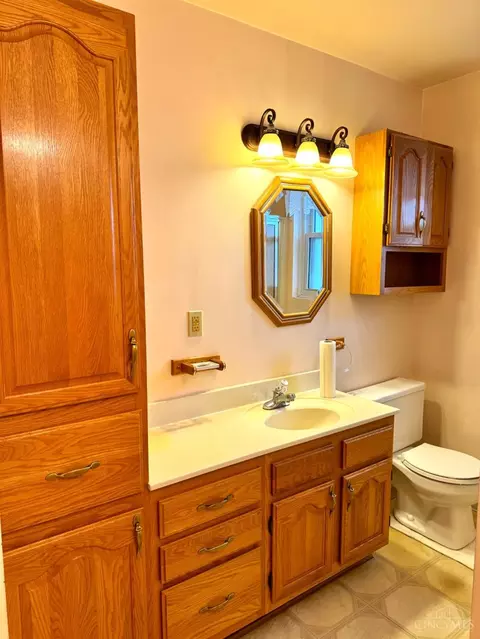 Bath - 892 Beech Ave, Cincinnati, OH 45205 photo 2 of 4