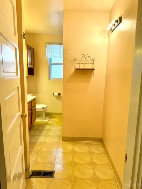 Bath - 892 Beech Ave, Cincinnati, OH 45205 photo 1 of 4