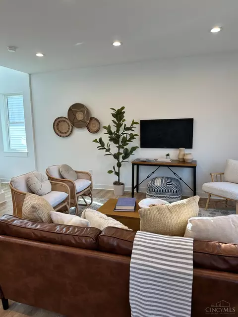 Living - 5405 Whetsel Ave, Cincinnati, OH 45227 photo 3 of 3