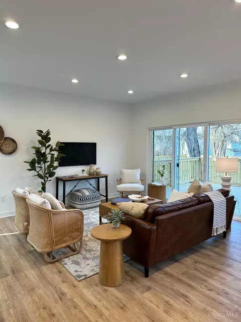 Living - 5405 Whetsel Ave, Cincinnati, OH 45227 photo 1 of 3