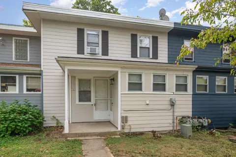 22 Falcon Ln, Greenhills, OH 45218