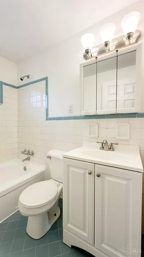 Bath - 8570 Comet Ct, Cincinnati, OH 45231 photo 2 of 3