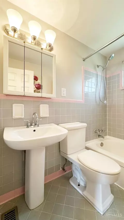Bath - 8570 Comet Ct, Cincinnati, OH 45231 photo 3 of 3