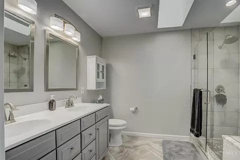 Bath - 480 Stanley Ave, Cincinnati, OH 45226 photo 2 of 4