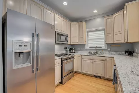Kitchen - 480 Stanley Ave, Cincinnati, OH 45226 photo 2 of 2