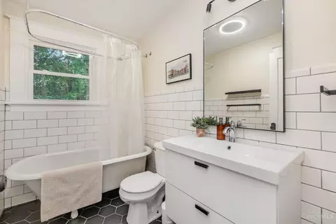 Bath - 4110 Maple Dr, Cincinnati, OH 45209 photo 1 of 2