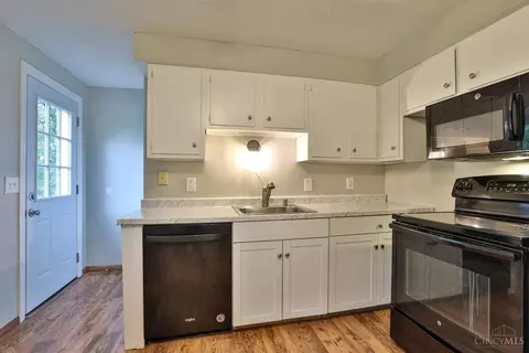 Kitchen - 11251 Pippin Rd, Cincinnati, OH 45231 photo 2 of 2