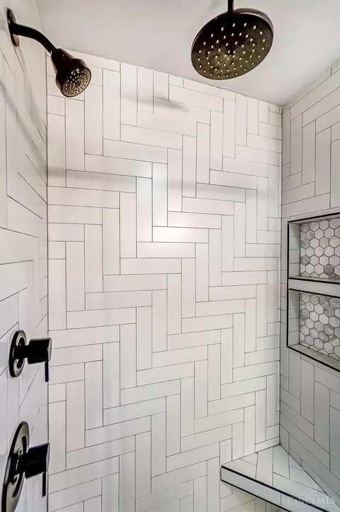 Bath - 9801 Delray Dr, Montgomery, OH 45242 photo 5 of 9