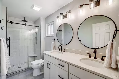 Bath - 9801 Delray Dr, Montgomery, OH 45242 photo 2 of 9