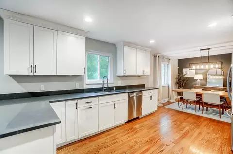 Kitchen - 9801 Delray Dr, Montgomery, OH 45242 photo 4 of 7