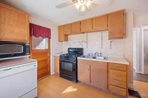Kitchen - 1851 Centerridge Ave, Cincinnati, OH 45231 photo 3 of 3
