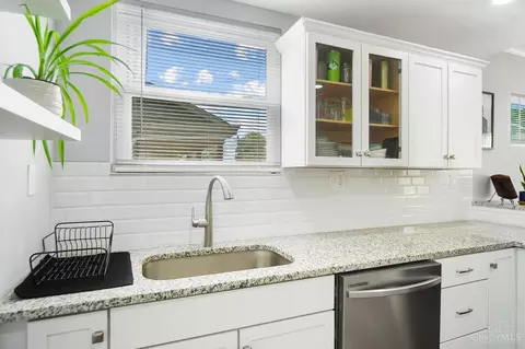 Kitchen - 1551 Jonathan Ave, Cincinnati, OH 45207 photo 4 of 6
