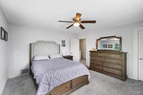 Bedroom - 1551 Jonathan Ave, Cincinnati, OH 45207 photo 2 of 5