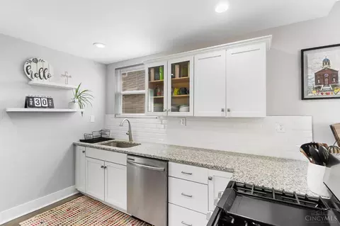 Kitchen - 1551 Jonathan Ave, Cincinnati, OH 45207 photo 3 of 6