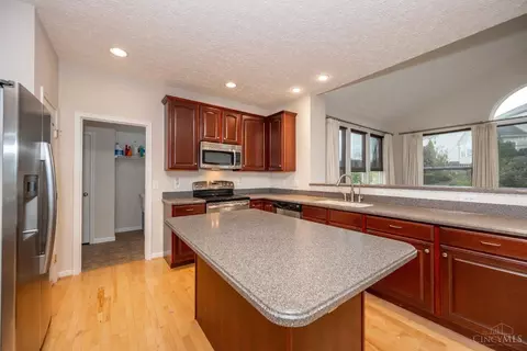 Kitchen - 967 Oak Forest Dr, Morrow, OH 45152 photo 3 of 4