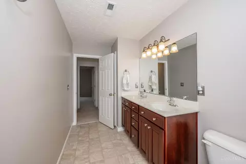 Bath - 967 Oak Forest Dr, Morrow, OH 45152 photo 3 of 6