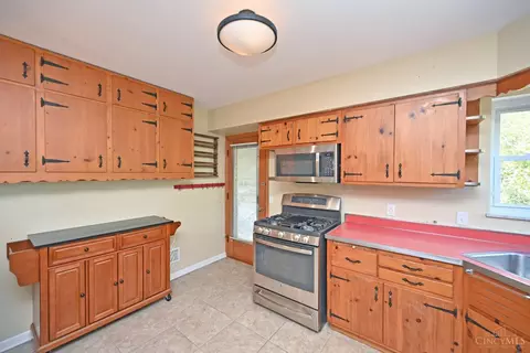 Kitchen - 1702 Tiffany Ln, Cincinnati, OH 45230 photo 3 of 8