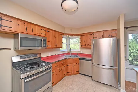 Kitchen - 1702 Tiffany Ln, Cincinnati, OH 45230 photo 6 of 8