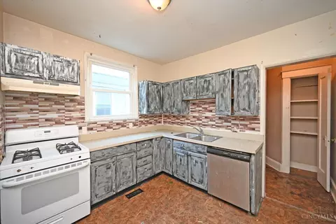 Kitchen - 4509 Clearview Ave, Cincinnati, OH 45205 photo 2 of 2