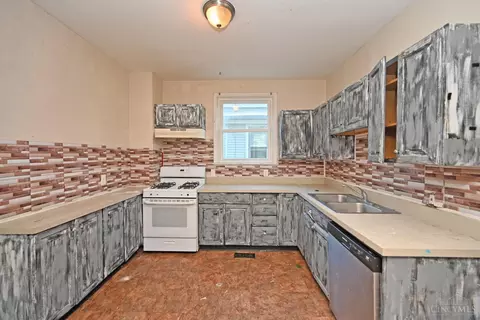 Kitchen - 4509 Clearview Ave, Cincinnati, OH 45205 photo 1 of 2