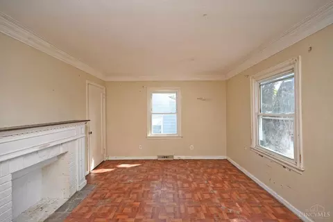 Living - 114 Ridgeway Rd, Cincinnati, OH 45216 photo 2 of 3
