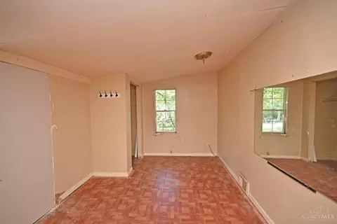 Bedroom - 114 Ridgeway Rd, Cincinnati, OH 45216 photo 5 of 7