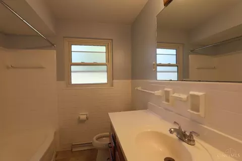 Bath - 1008 Pelican Dr, Cincinnati, OH 45231 photo 1 of 2