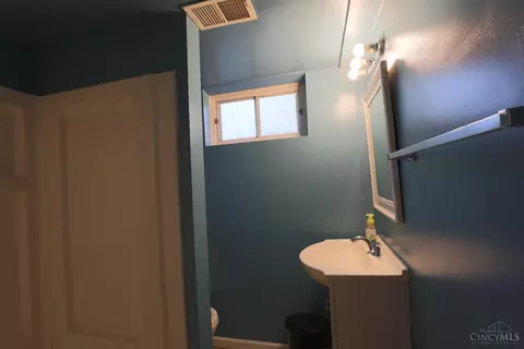 Bath - 1008 Pelican Dr, Cincinnati, OH 45231 photo 2 of 2