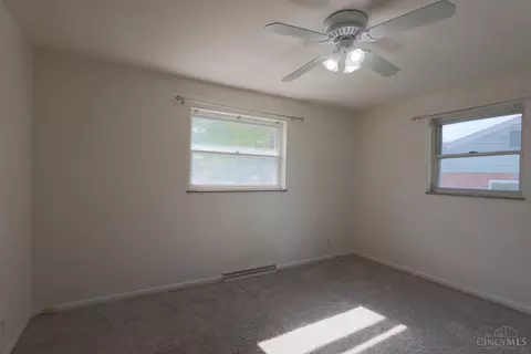 Bedroom - 1008 Pelican Dr, Cincinnati, OH 45231 photo 2 of 3