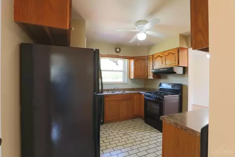 Kitchen - 1008 Pelican Dr, Cincinnati, OH 45231 photo 2 of 2