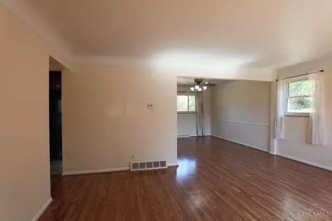 Living - 1008 Pelican Dr, Cincinnati, OH 45231 photo 3 of 6