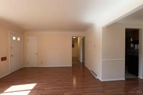 Living - 1008 Pelican Dr, Cincinnati, OH 45231 photo 2 of 6