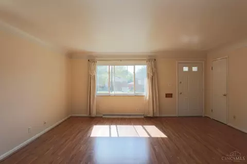 Living - 1008 Pelican Dr, Cincinnati, OH 45231 photo 1 of 6