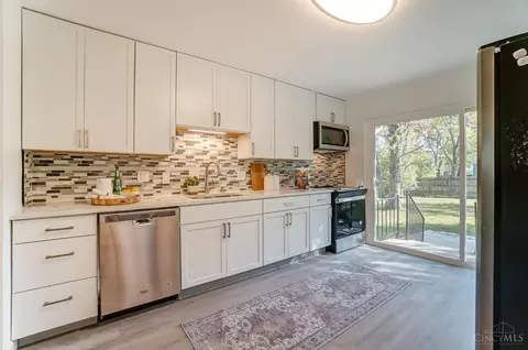 Kitchen - 1237 Oak Knoll Dr, Cincinnati, OH 45224 photo 2 of 7