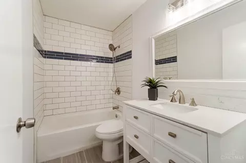 Bath - 1237 Oak Knoll Dr, Cincinnati, OH 45224 photo 3 of 8